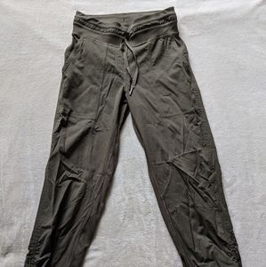 Dance Studio Crop 25"